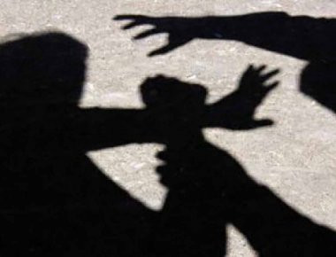 Άγρια επίθεση νεαρού σε ηλικιωμένο χωρίς αφορμή (βίντεο)